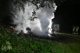 Grote stapel pallets gaat in vlammen op in Alkmaar, scoutinggroep doet oproep