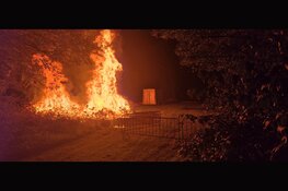 Grote stapel pallets gaat in vlammen op in Alkmaar, scoutinggroep doet oproep
