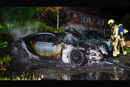 Auto door brand verwoest op parkeerplaats voor elektrische auto's