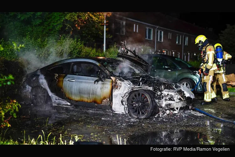 Auto door brand verwoest op parkeerplaats voor elektrische auto's