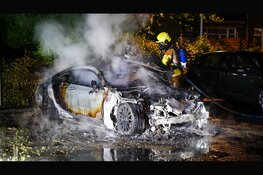 Auto door brand verwoest op parkeerplaats voor elektrische auto's