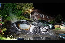 Auto door brand verwoest op parkeerplaats voor elektrische auto's