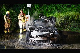 Auto door brand verwoest op parkeerplaats voor elektrische auto's