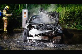 Auto door brand verwoest op parkeerplaats voor elektrische auto's