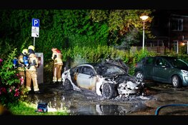 Auto door brand verwoest op parkeerplaats voor elektrische auto's