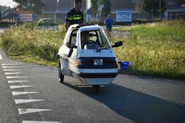 Elektrische driewieler op zijn kant na eenzijdig ongeval in Broek op Langedijk