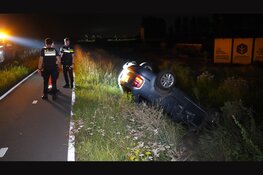 Automobilist slaat over de kop op N246 en vlucht