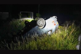 Automobilist slaat over de kop op N246 en vlucht