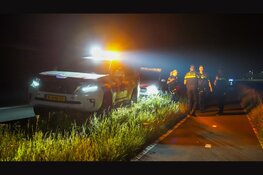 Automobilist slaat over de kop op N246 en vlucht