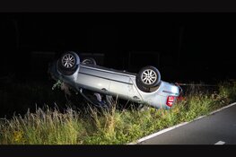 Automobilist slaat over de kop op N246 en vlucht