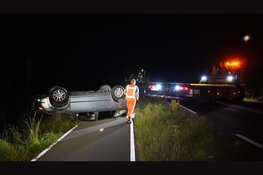 Automobilist slaat over de kop op N246 en vlucht