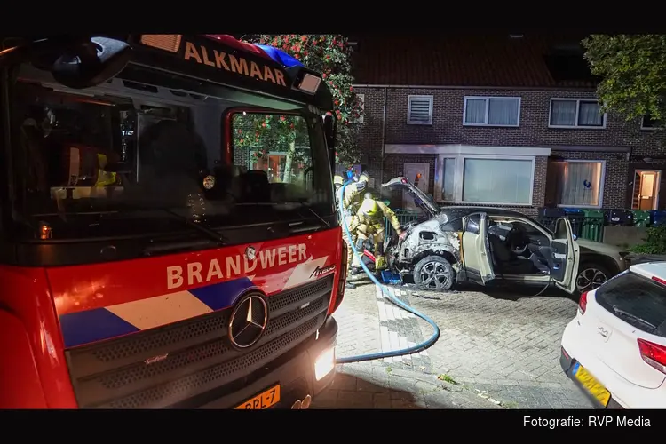 Opnieuw auto in Alkmaar door brand verwoest, politie doet onderzoek