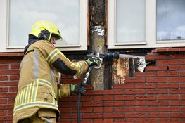 Brand uitgebroken tussen spouwmuur van woning Alkmaar, onkruidbrander vermoedelijke boosdoener