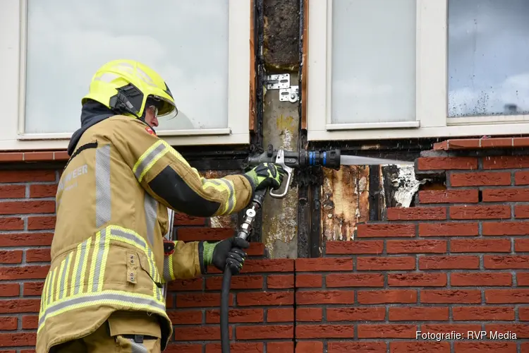 Brand uitgebroken tussen spouwmuur van woning Alkmaar, onkruidbrander vermoedelijke boosdoener