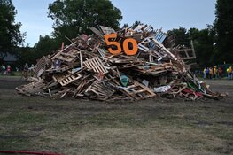 Enorme drukte bij huttenverbranding in Heiloo