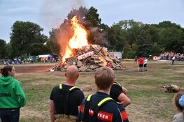 Enorme drukte bij huttenverbranding in Heiloo