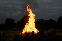 Enorme drukte bij huttenverbranding in Heiloo