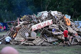 Enorme drukte bij huttenverbranding in Heiloo