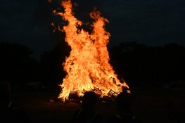 Enorme drukte bij huttenverbranding in Heiloo