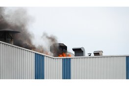 Grote brand bij bedrijf op Berenkoog in Alkmaar