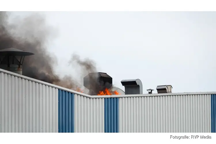 Grote brand bij bedrijf op Berenkoog in Alkmaar