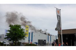 Grote brand bij bedrijf op Berenkoog in Alkmaar