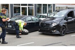 Schade na ongeval tussen bestelbus en personenauto