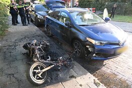 Ruzie in woning ontaard in brandstichting van scooter, ook auto raakt flink beschadigd in Alkmaar
