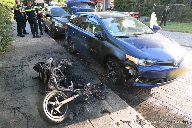 Ruzie in woning ontaard in brandstichting van scooter, ook auto raakt flink beschadigd in Alkmaar