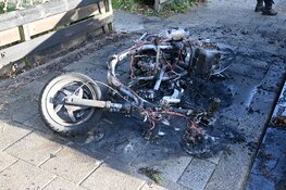 Ruzie in woning ontaard in brandstichting van scooter, ook auto raakt flink beschadigd in Alkmaar
