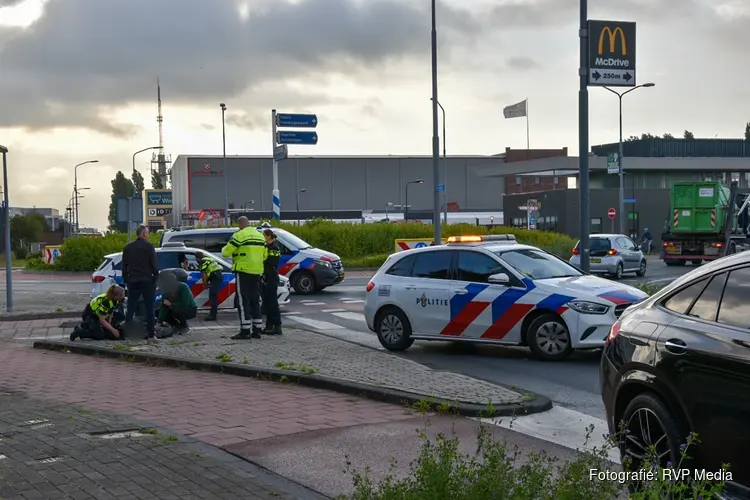 Scooter aangereden door automobilist op rotonde in Alkmaar