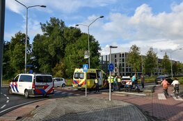Scooter aangereden door automobilist op rotonde in Alkmaar