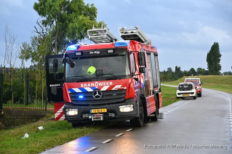Brandweer rukt uit voor brand in schutting in Zuidschermer