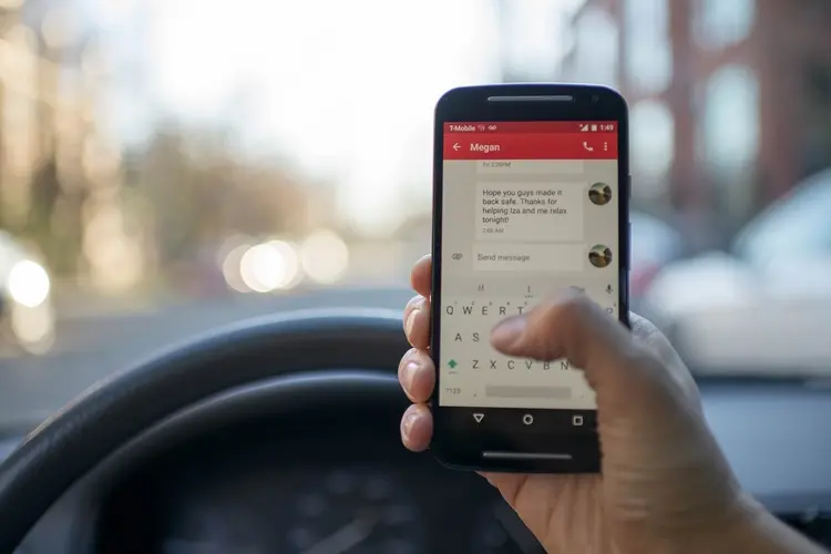 Boetes voor te lang links rijden, rijden onder invloed en vasthouden van een telefoon