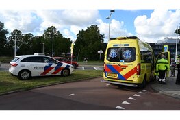 Scooterrijder gewond na ongeval met personenauto op kruising in Alkmaar