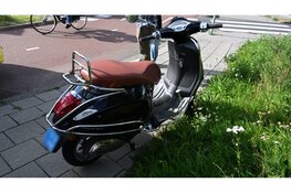 Scooterrijder gewond na ongeval met personenauto op kruising in Alkmaar