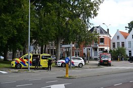 Fietser schrikt van lijnbus en komt ten val in Alkmaar