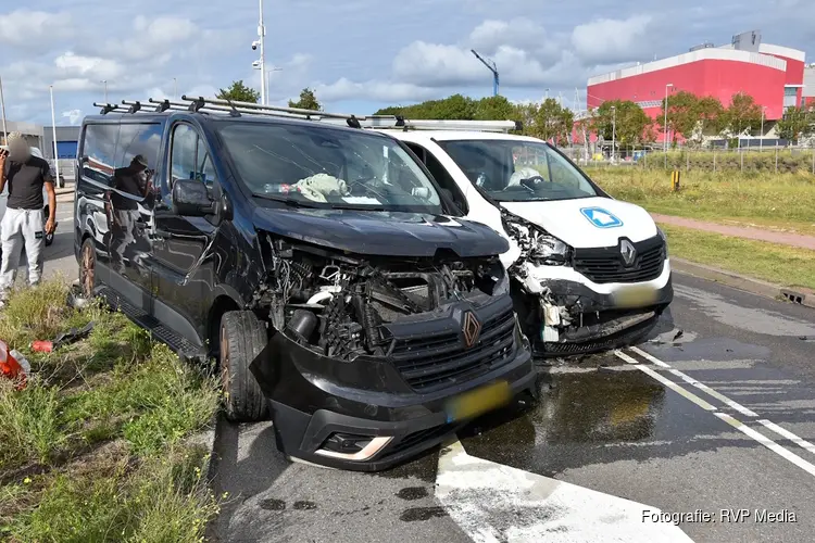 Grote schade na aanrijding tussen twee bedrijfsbussen op industrieterrein