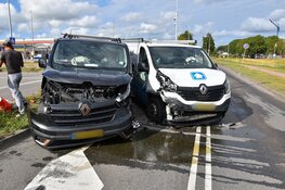 Grote schade na aanrijding tussen twee bedrijfsbussen op industrieterrein