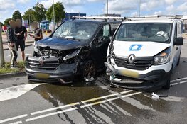 Grote schade na aanrijding tussen twee bedrijfsbussen op industrieterrein