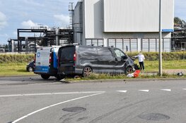 Grote schade na aanrijding tussen twee bedrijfsbussen op industrieterrein