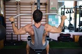 Waarom de lat pulldown in jouw schema thuishoort