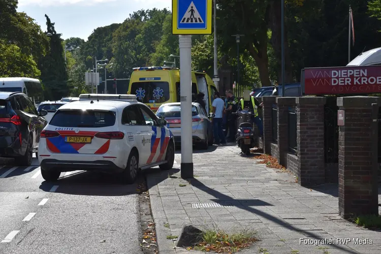 Scooterrijdster gewond na ongeval met auto in Alkmaar