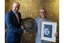 Grootste laatmiddeleeuwse tinnen schotel van Nederland geschonken aan gemeente Alkmaar