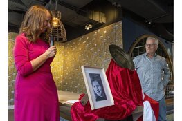 Grootste laatmiddeleeuwse tinnen schotel van Nederland geschonken aan gemeente Alkmaar