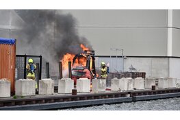 Heftruck vliegt in brand bij bedrijf