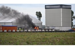 Heftruck vliegt in brand bij bedrijf