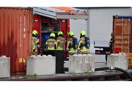Heftruck vliegt in brand bij bedrijf