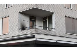 Brand op balkon boven Kruidvat in Alkmaar
