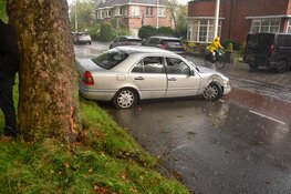 Automobilist raakte verstrikt in vloermat en botst tegen boom in Alkmaar